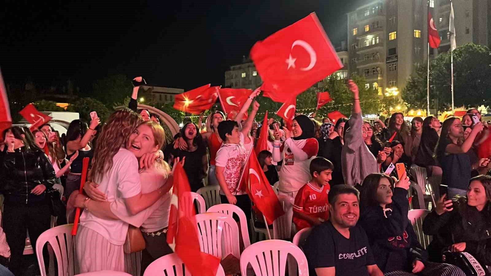 a-milli-kadin-voleybol-takimi-nin-avrupa-sampiyonlugu-corum-da-coskuyla-kutlandi