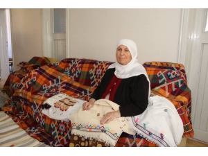 80 Yaşındaki Zennure Nine Cecim Dokuyor