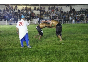 Pehlivanlar Er Meydanına Gece Çıktılar