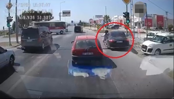emniyet-seridinden-gelip-genc-kiza-carpti-o-anlar-arac-kamerasinda