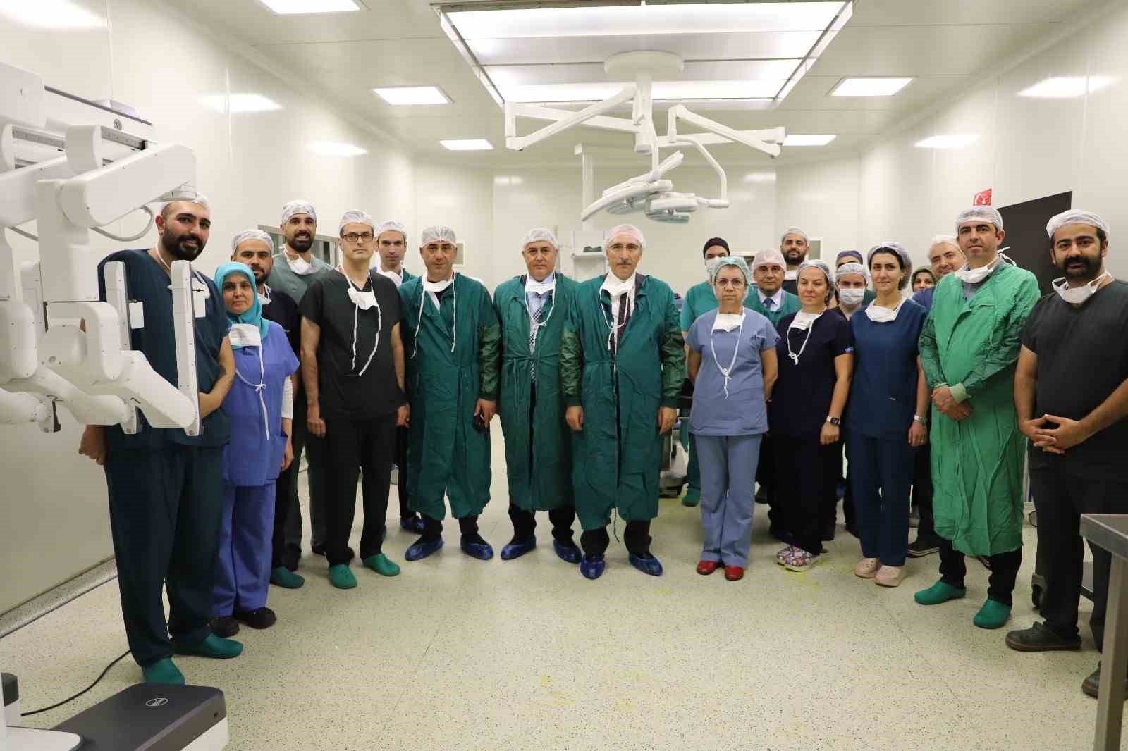 fu-hastanesi-nde-robotik-cerrahi-sistemi-hizmete-girdi