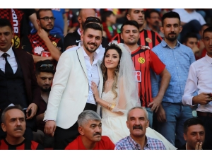 Es Es Aşkı Düğün Dinlemedi