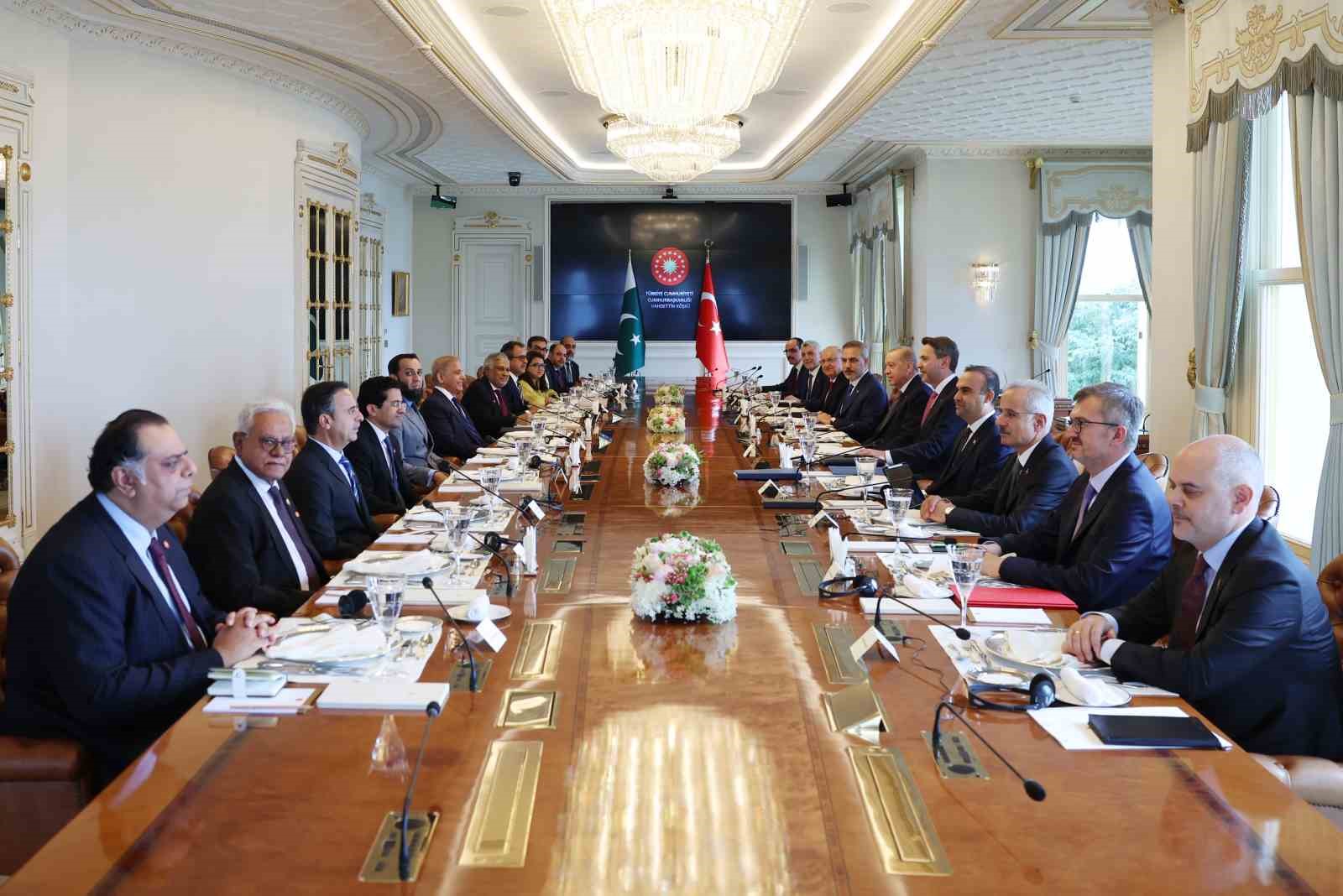 bakani-kacir-turkiye-pakistan-is-ve-yatirim-forumu-nda-iki-ulkenin-is-dunyasi-temsilcileriyle-bulustuk