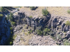 5 Milyon Yıllık Altıgen Prizmalar Şeklindeki Kayalık Görenleri Şaşırtıyor