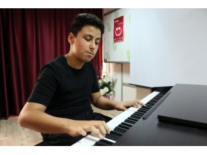Görme Engeli Piyano Tutkusunun Önüne Geçemedi
