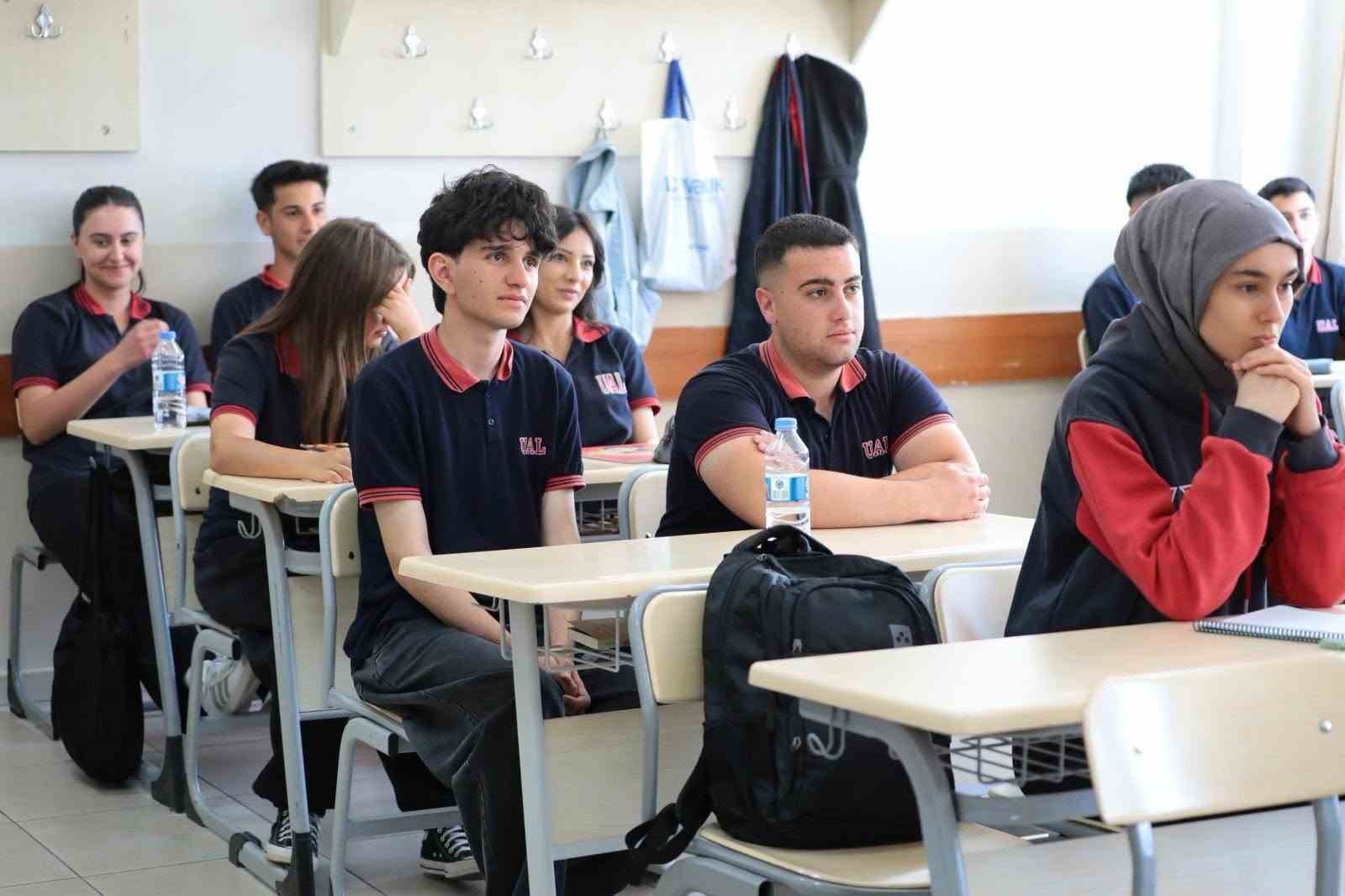 vali-aydogdu-ulalar-anadolu-lisesi-nde-ogrenci-ve-ogretmenlerle-bulustu