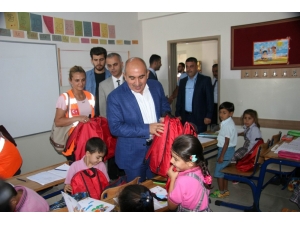 Kilis’te Öğrencilere Kırtasiye Malzemesi Dağıtıldı