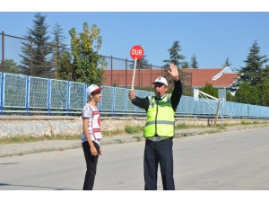 ‘Okul Geçit Görevlileri’ İle Okul Önleri Daha Güvenli