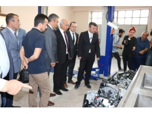 Otomotiv Firması Üniversiteye Otomobil Ve Motor Hibe Etti