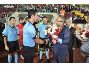 Balıkesir Baltok Başkanı Mustafa Bahçeci Hakemlere Çiçek Verip Özür Diledi