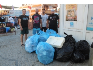 Gönüllü Olarak Denizler Ve Ada Sahillerindeki Çöpleri Topluyorlar