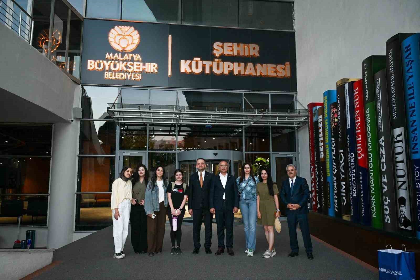 bakan-yardimcisi-dr-enes-eminoglu-ndan-sehir-kutuphanesine-tam-not