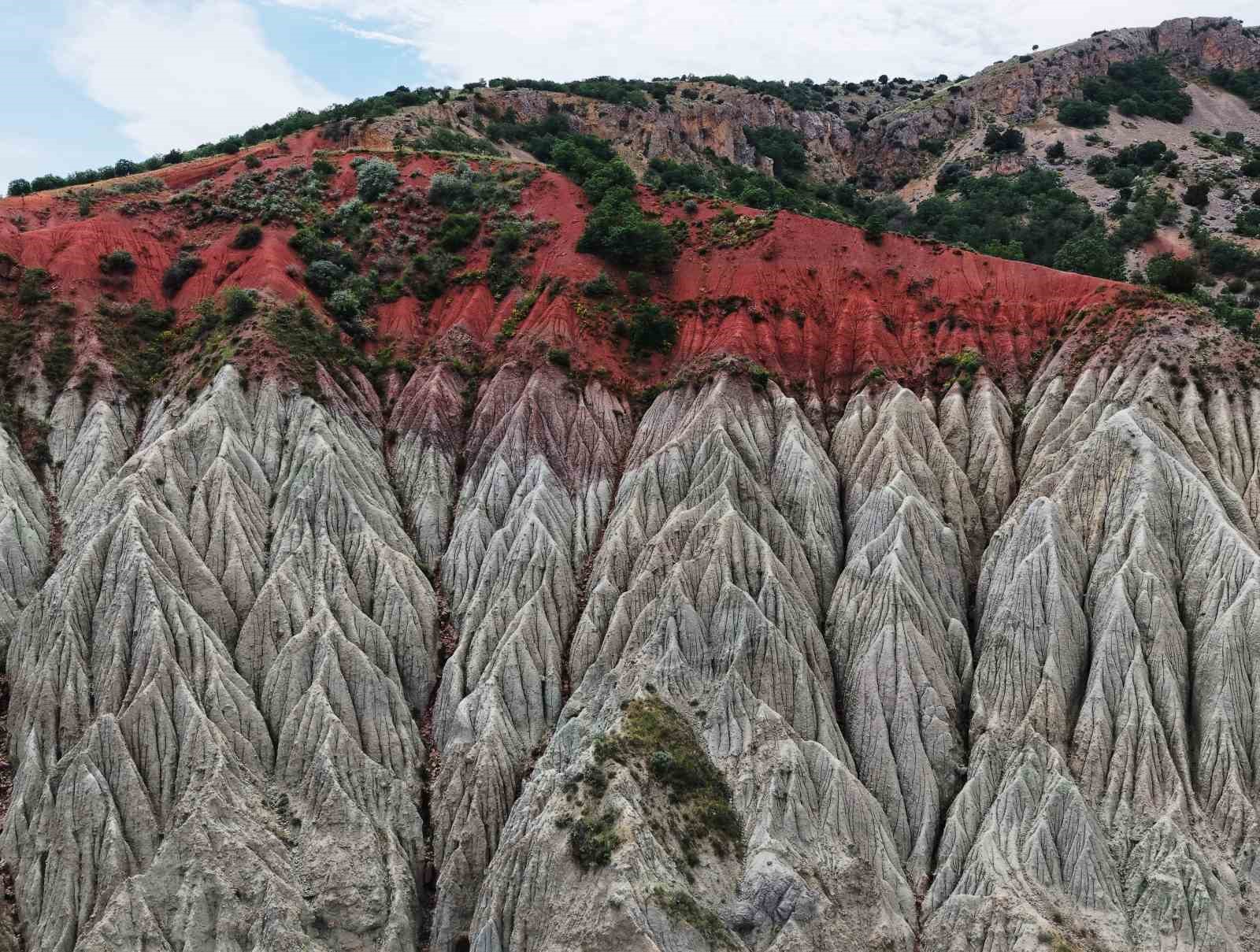 bozkirin-sakli-yuzu-doganin-mest-eden-izleri-havadan-goruntulendi