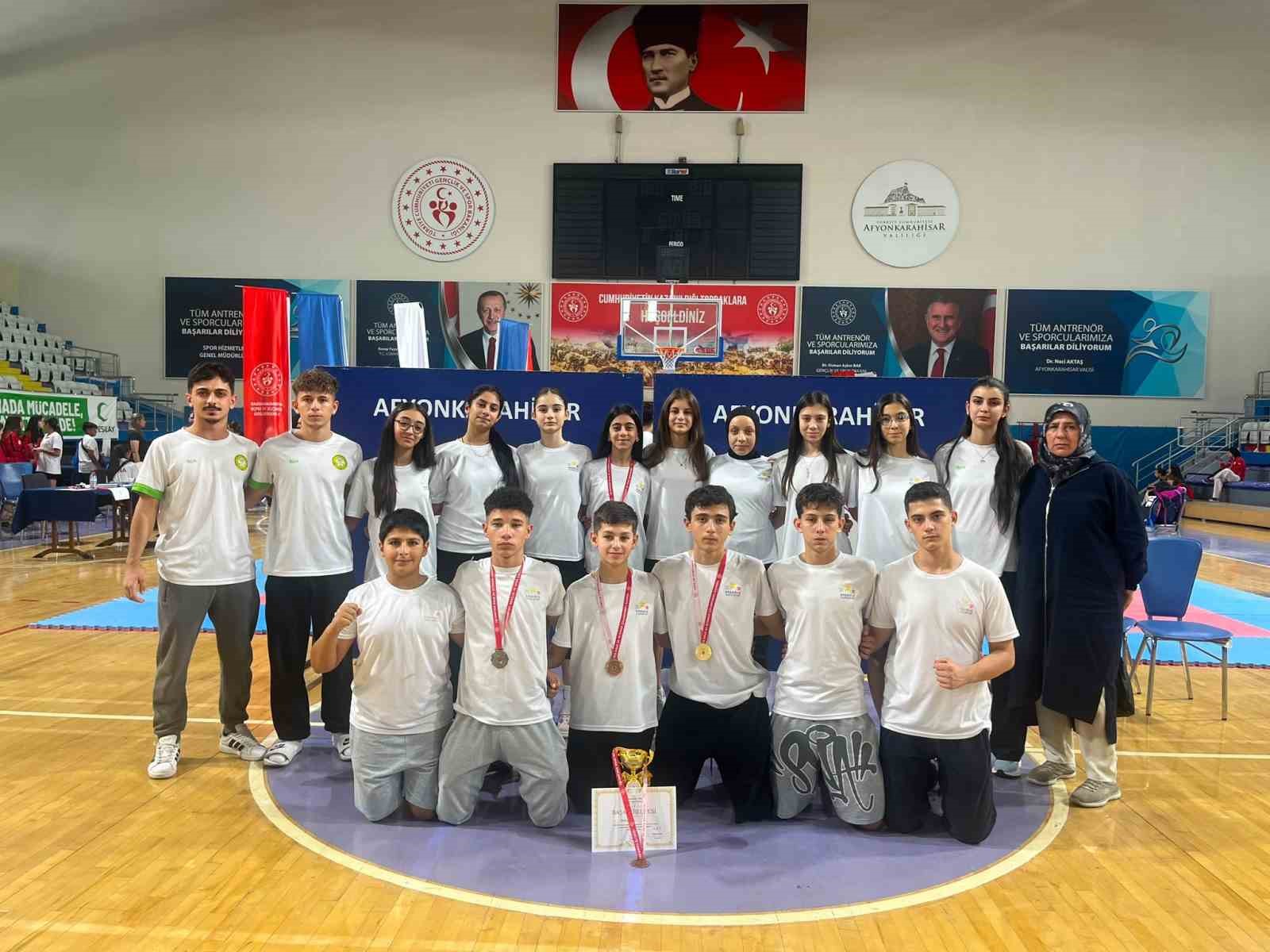 manisa-bbsk-karate-takim-halinde-turkiye-ucuncusu-oldu