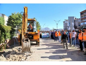 Öğretmen Ve Öğrencilerin İstediği Üst Geçit İnşaatına Başlandı