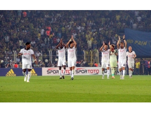 Beşiktaş Taraftarı Takımı Tribüne Çağırdı