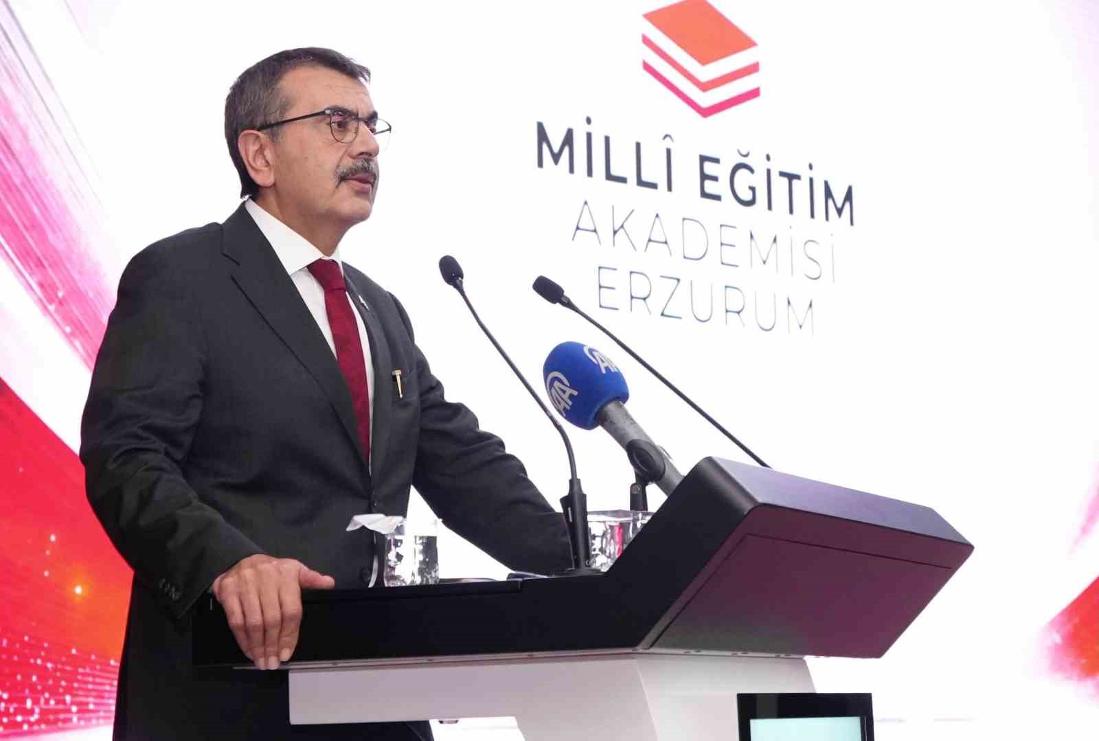 bakan-tekin-hayatin-cok-hizli-degistigi-bir-donemi-yasiyoruz