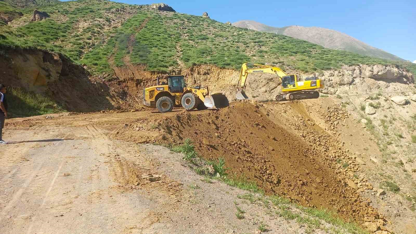 agri-da-koy-yollarinda-bakim-ve-altyapi-calismalari-suruyor