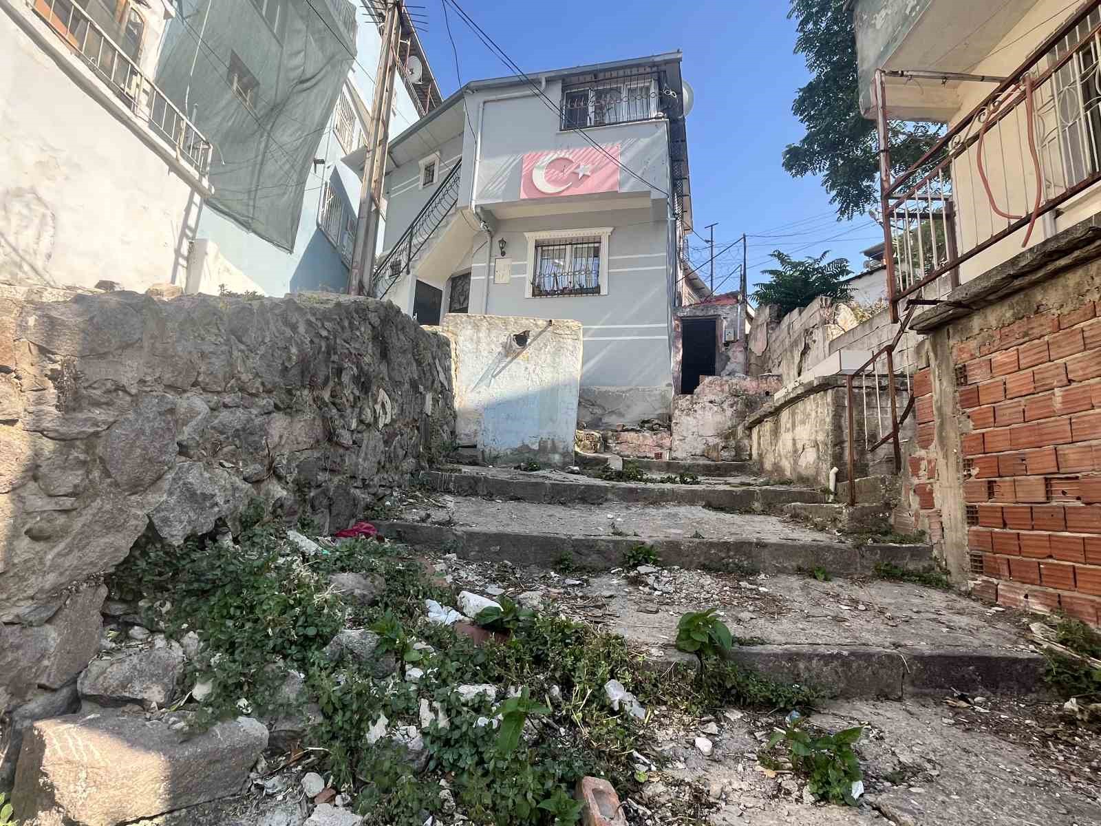 izmir-de-eski-koca-dehseti-kezzap-attigi-eski-karisi-oldu-kizi-ise-yasam-savasinda
