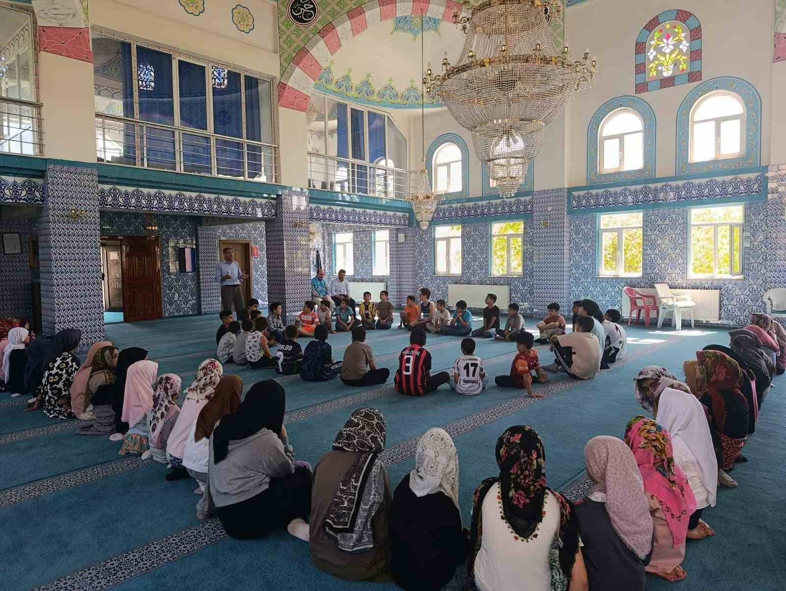 edremit-sehitlik-camii-nde-yaz-kur-an-kursu-ogrencilerine-hazret-i-peygamber-semineri