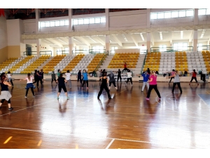 Kitabını Getir Zumbaya Katıl