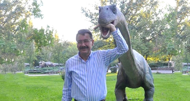 Melih Gökçek'in Ankapark Için Aldığı Dinozorlar Trabzon'a Göç Etti