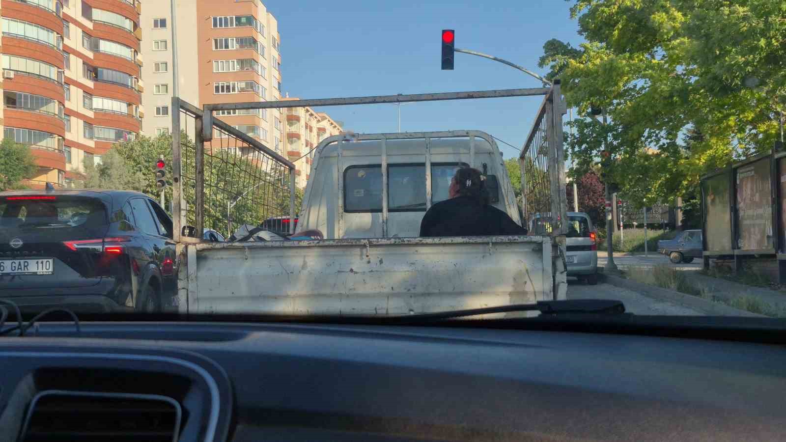 eskisehir-de-kamyonet-kasasinda-tehlikeli-yolculuk
