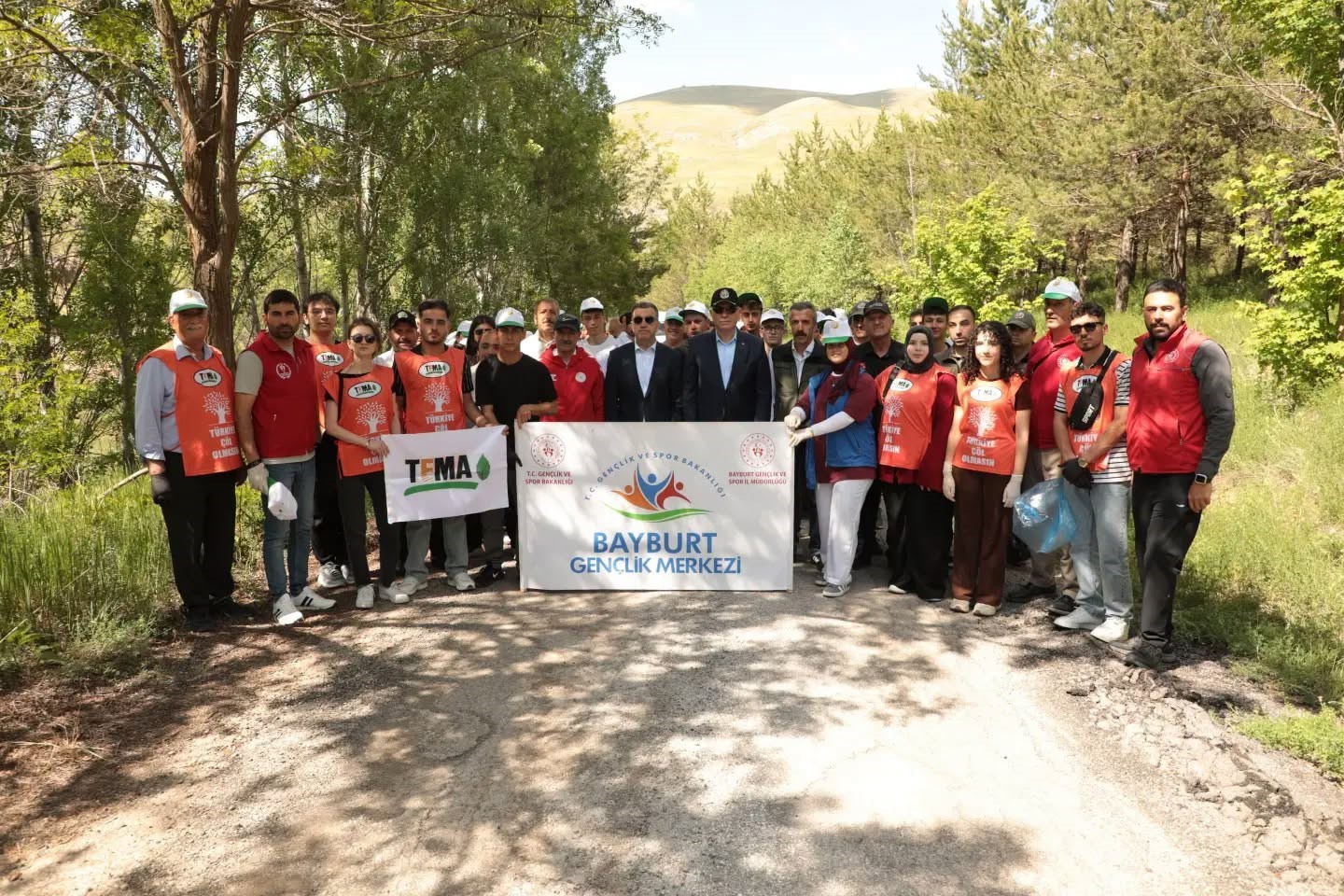 bayburt-ta-orman-benim-etkinligiyle-cevre-temizligi-yapildi