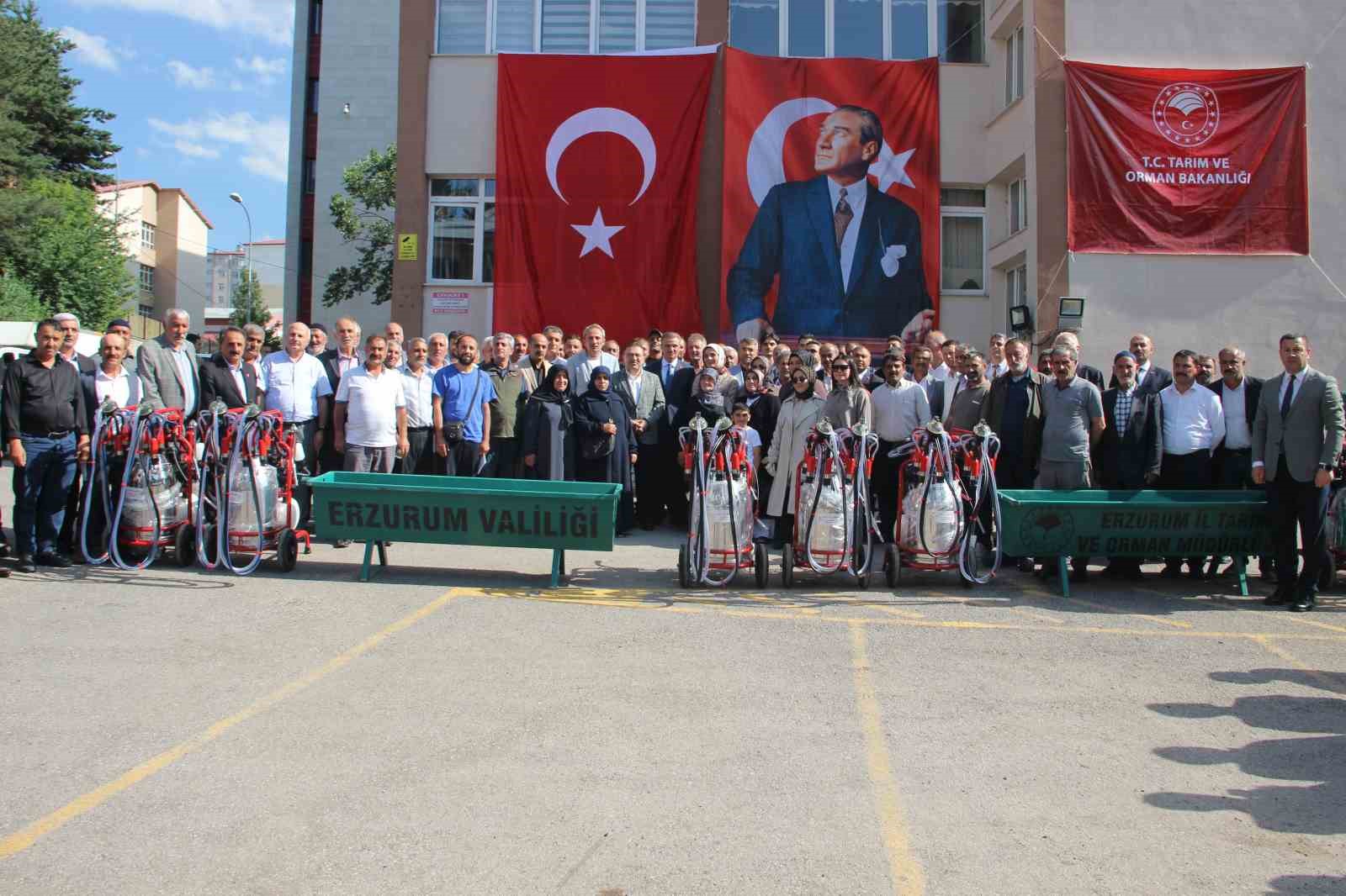 erzurum-da-yetistiricilere-288-sivat-ve-120-sut-sagim-makinesi-dagitildi