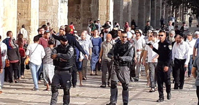 İsrail Polisi Korumasında 420 Fanatik Yahudi, Mescid-I Aksa'ya Baskın Düzenledi