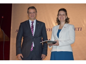 Fizik Profesörü Dr. Demirköz, Ahmet Yesevi Üniversitesinde Konferans Verdi