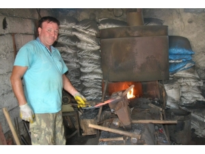 Unutulmaya Yüz Tutan ’Demircilik’ Mesleğini Yaşatmaya Çalışıyor