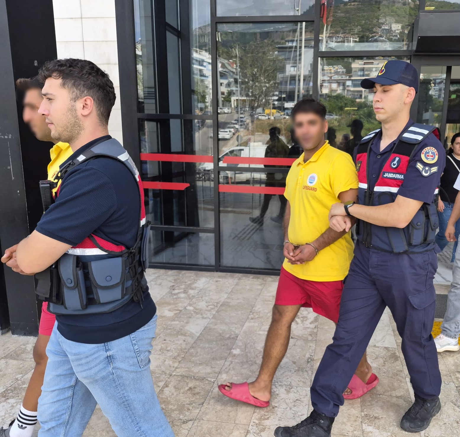 alanya-da-market-calisanini-bicaklayan-2-kardes-tutuklandi