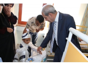 Sünnet Olan Çocuklar Hastanede Ziyaret Edildi