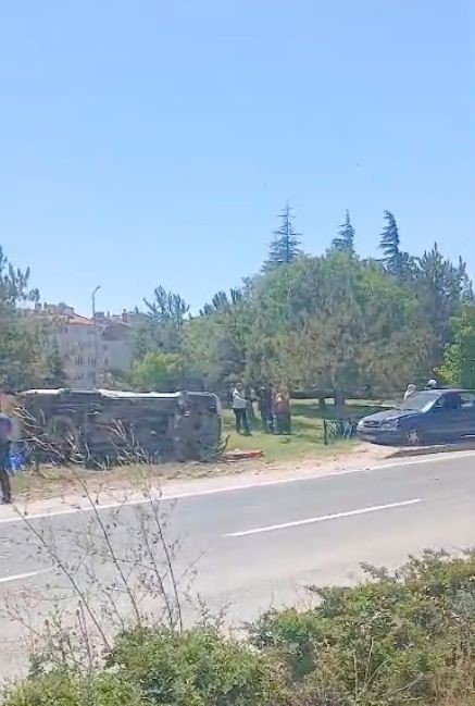 eskisehir-de-otomobil-yol-kenarina-devrildi