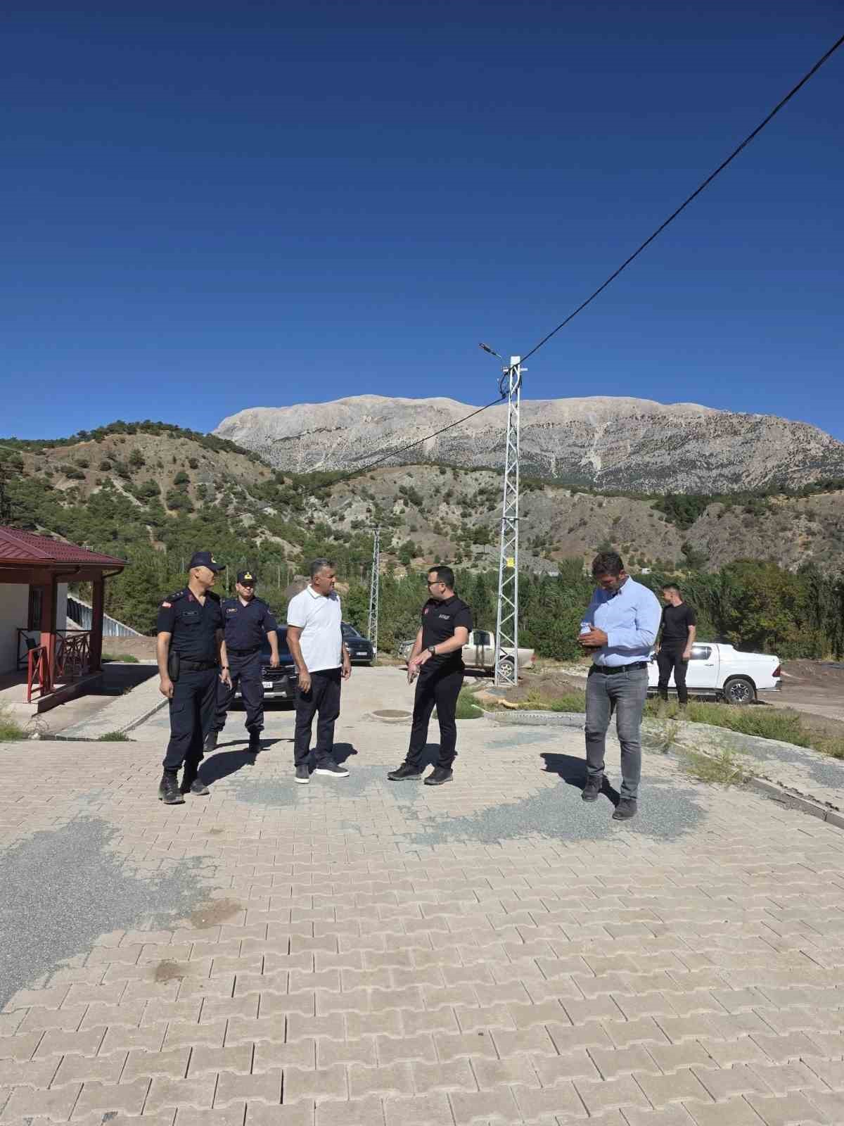 kaymakam-algin-deprem-konutlarindaki-calismalari-inceledi