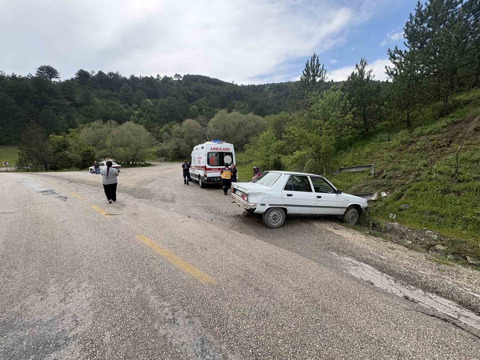 kastamonu-da-kontrolden-cikan-otomobil-kaza-yapti-2-yarali