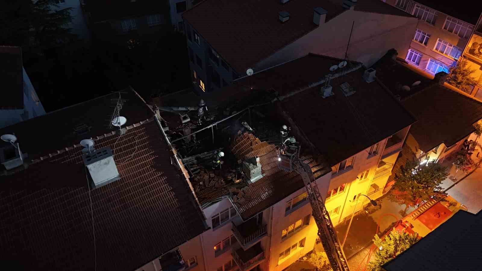 eskisehir-de-4-katli-binanin-catisinda-yangin-cikti-dumandan-etkilenenler-var