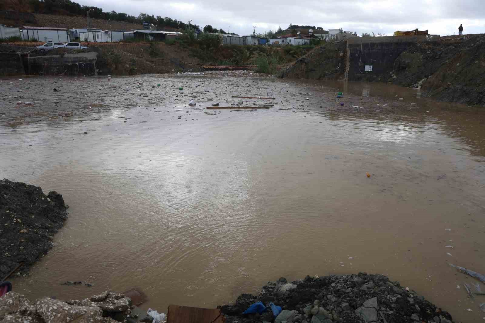 asiri-yagisla-birlikte-derelerin-debisi-artarken-gole-donen-yollar-suruculeri-zorladi