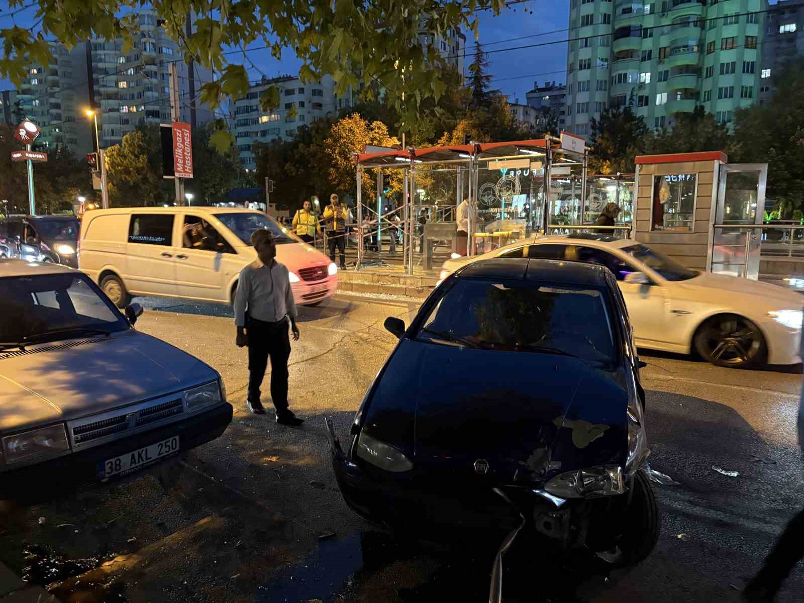 kayseri-de-otomobil-tramvay-duragina-carpti-1-yarali