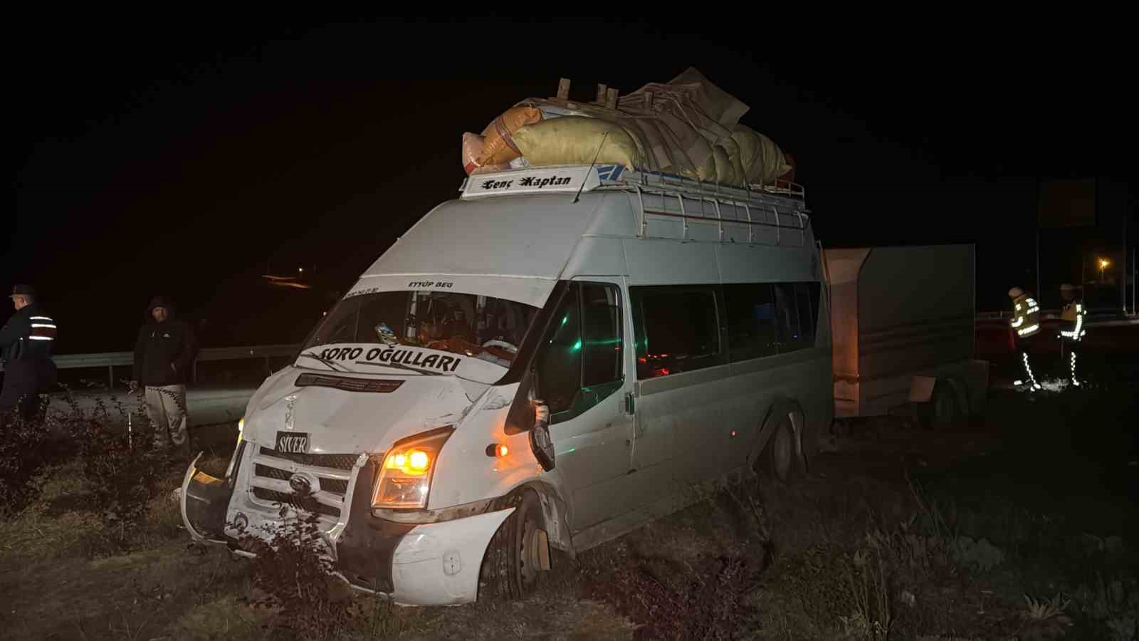mevsimlik-iscileri-tasiyan-minibusle-otomobil-carpisti-2-yarali
