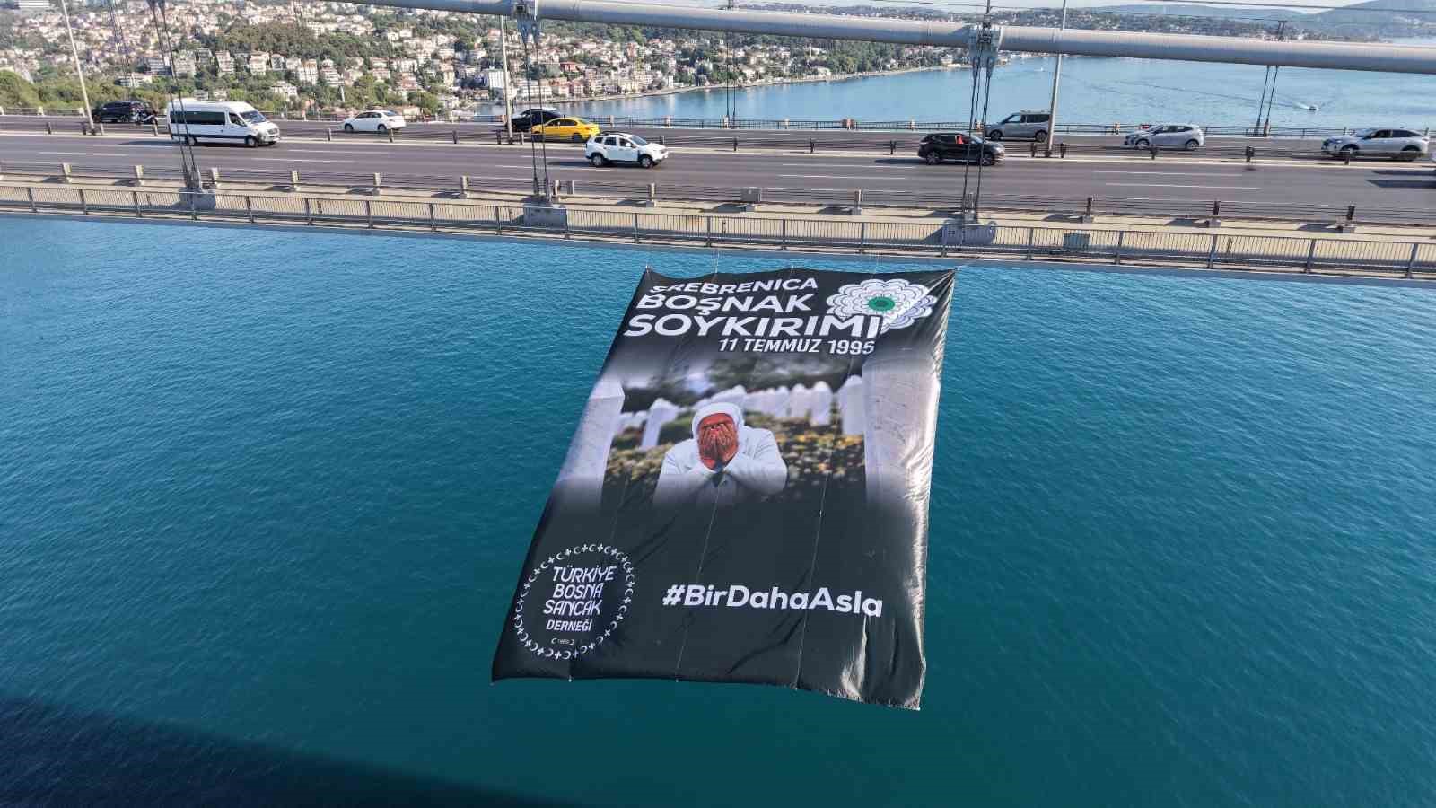 srebrenitsa-soykiriminin-31-yil-donumunde-istanbul-bogaz-koprulerine-pankartlar-asildi