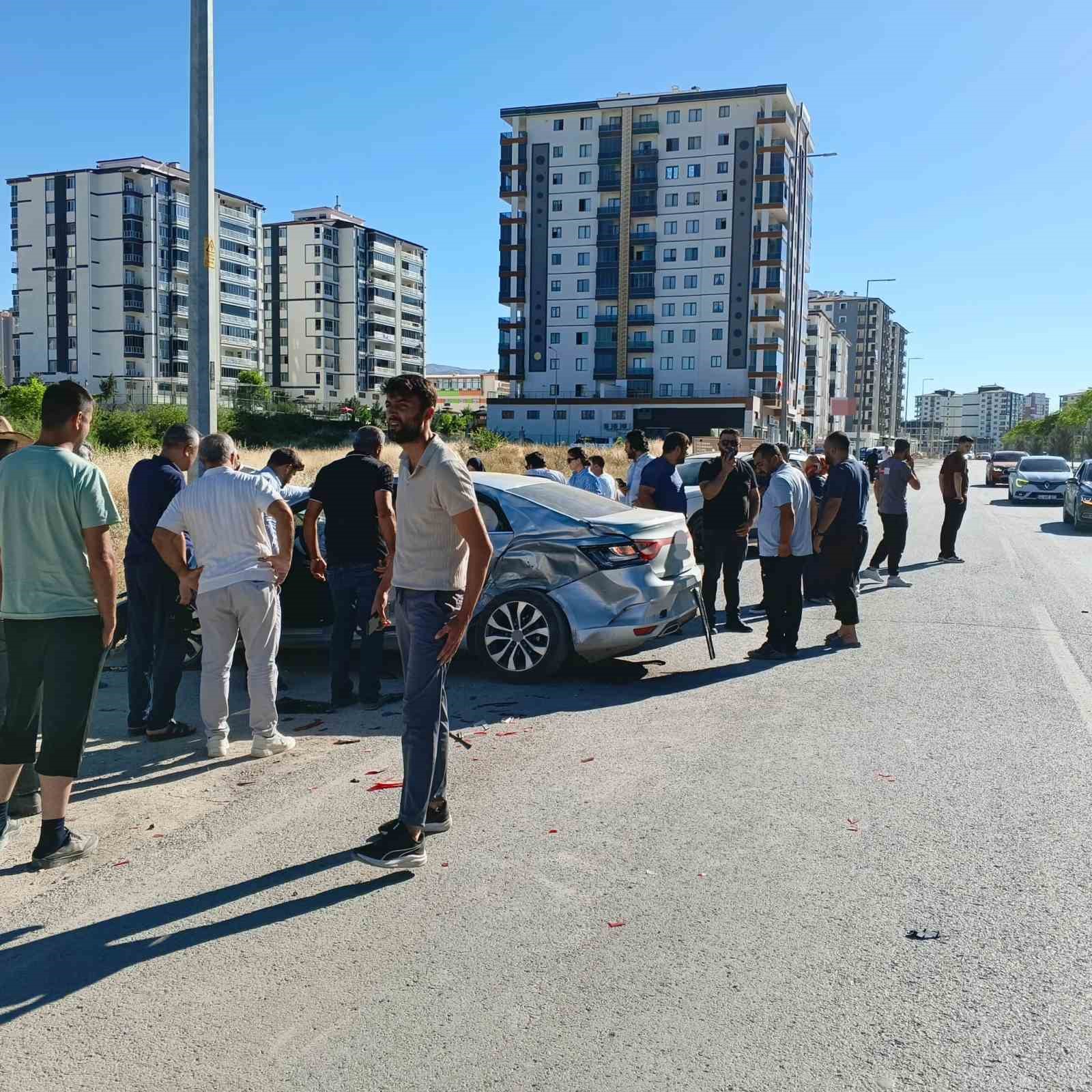 malatya-da-iki-otomobil-carpisti-1-yarali