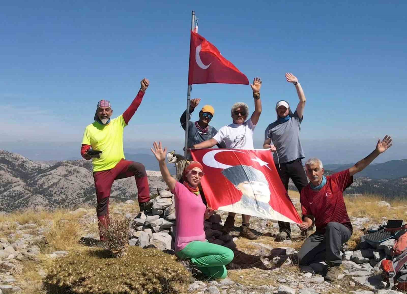 ayictu-zirvesi-nde-gaziler-gunu-anisina-bayrak-dalgalandirdilar