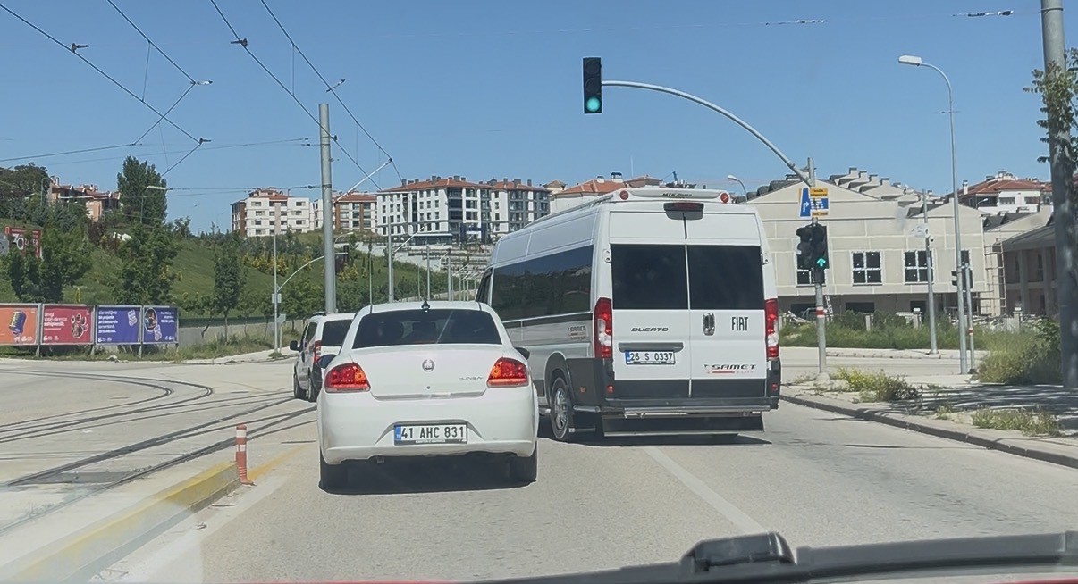 trafigi-tehlikeye-dusuren-servise-10-bin-tl-ceza