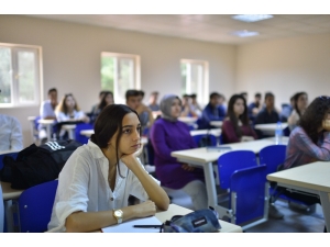 İlk Dersi Rektör Çiçek Verdi