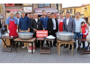 Odunpazarı Esnafı Aralarında Para Toplayıp 2 Bin Kişiye Aşure Dağıttı