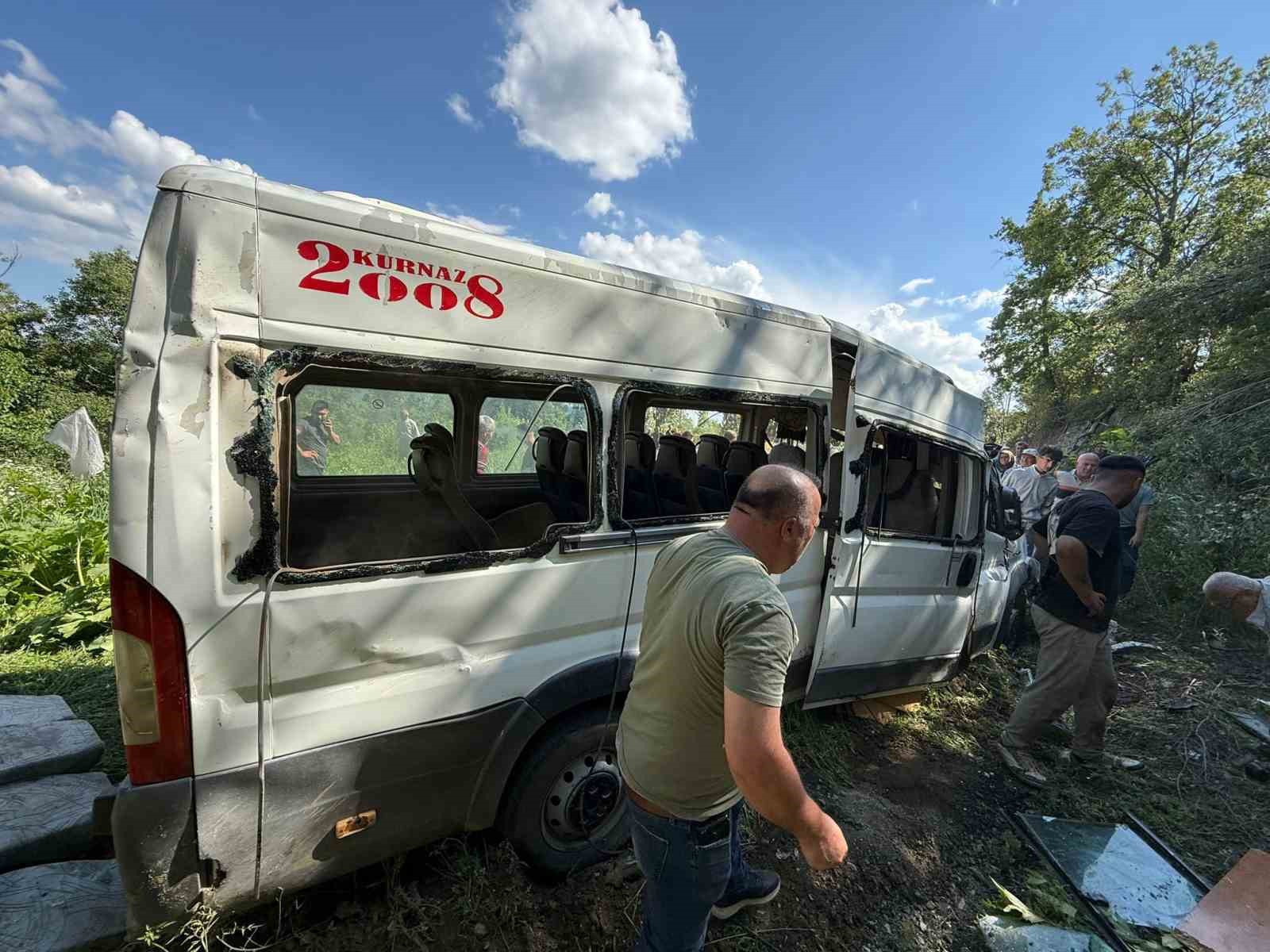 burdur-da-minibus-tarlaya-uctu-8-yarali