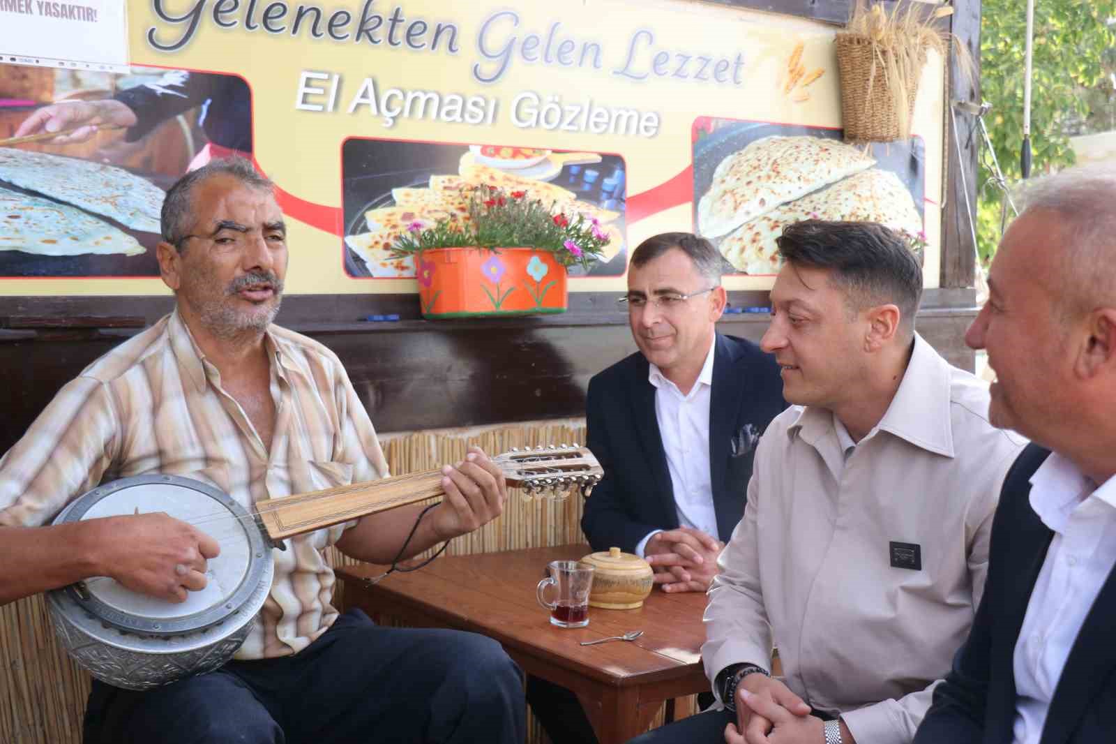 eski-futbolcu-ak-parti-mkyk-uyesi-mesut-ozil-sakarya-da-vatandaslarla-bir-araya-geldi