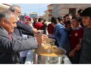 Niğde Belediye Başkanı Özkan Okullarda Aşure Dağıtıyor